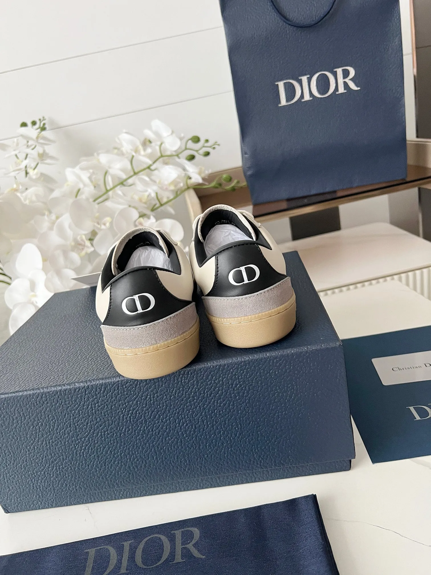 Men's Men's Shoes💰420 [New Style]🍿🍿Dior Dior Size: 38-44 (45 customized) 2025 new Dior B01 top version of moral training shoes! ! ! Made of white and brown first-layer cowhide, paired with white high-mercerized smooth suede, the upper is fully oiled and the original TPU molded outsole. New to the Fall 2025 collection, this sneaker marks the return of Dior’s classic style, reinterpreted in a stylish and elegant silhouette. Crafted from brown and white smooth first-grain cowhide, it's decorated with white high-mercerized cow suede splicing to enhance the style. Lined in tonal silk sheepskin, the shoe is finished with the Dior logo on the tongue and inner sides, and the CD icon on the heel. Paired with amber Tpu non-slip soles, it can be matched with various styles to create a sophisticated look.